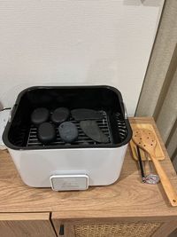ホットストーンの機械も無料で利用可能。これを利用してタオルを温めることも可能です。 - 阿佐ヶ谷シェアサロン・レンタルサロン・レンタルスペース 【阿佐ヶ谷駅徒歩1分】個室レンタル＆シェアサロン｜エステ・整体等の設備の写真