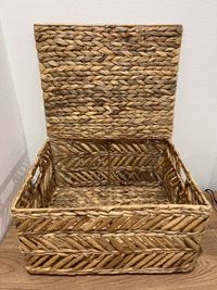 施術の際に、お客様がお洋服を入れていただくためのカゴもご用意しております。 - 阿佐ヶ谷シェアサロン・レンタルサロン・レンタルスペース 【阿佐ヶ谷駅徒歩1分】個室レンタル＆シェアサロン｜エステ・整体等の設備の写真