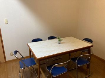 6人掛けのテーブルの設営も可 - s'sサロン(施術者向けシェアサロン) 個室レンタルサロン、シェアサロン、施術スペース、の設備の写真