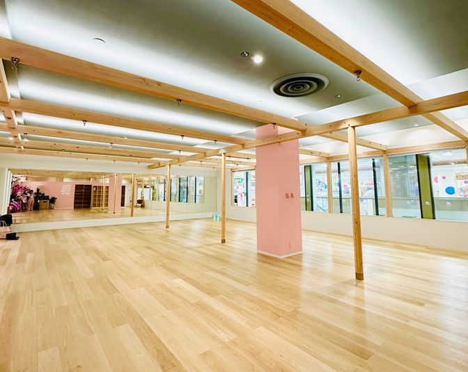 44坪の広々スペース・約10mの大型ミラー - DAiNA dance school レンタルスタジオ【プライベートご利用ご予約ページ】の室内の写真