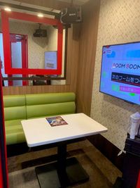 カラオケビッグエコー 熊本下通り店 《5～8名用》会議・打ち合わせ用ルーム【サイズM】の室内の写真