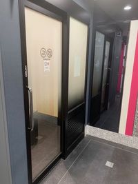 カラオケビッグエコー 熊本下通り店 《5～8名用》会議・打ち合わせ用ルーム【サイズM】の室内の写真
