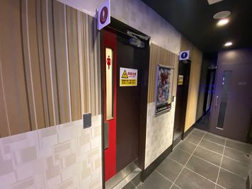 カラオケビッグエコー 熊本下通り店 《5～8名用》会議・打ち合わせ用ルーム【サイズM】の室内の写真