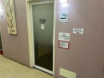 カラオケミューズ＆ビッグエコー 鹿児島与次郎店 《1名用》テレワークルームの室内の写真
