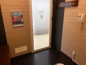 カラオケミューズ＆ビッグエコー 鹿児島与次郎店 《2～4名用》会議・打ち合わせ用ルーム【サイズS】の室内の写真