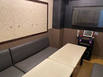 《9～10名用》【会議・打ち合わせに最適👩‍💻】電源/Wi-Fi完備/ソフトドリンク飲み放題付き☕️の完全個室！ - カラオケミューズ＆ビッグエコー 鹿児島与次郎店