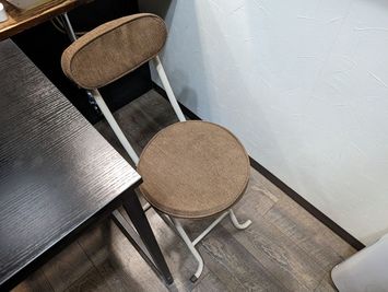 簡易椅子が1脚あるので2名様まで着席可能です。 - ルールーム 01 神田 テレワークスペースの設備の写真