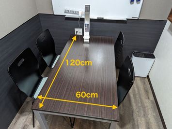 テーブルのサイズは120cm✕60cmです。 - ルールーム 01 神田 会議室1の室内の写真