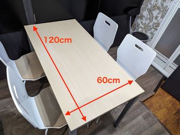 テーブルのサイズは120cm✕60cmです。 - ルールーム 01 神田 会議室2の設備の写真