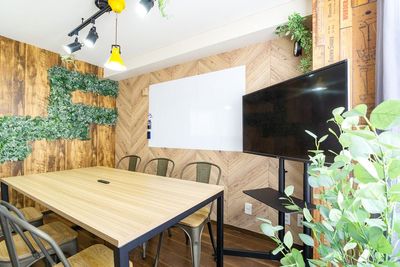 ボタニカル装飾に癒されて長時間のワークにも最適🌿 - クリエイティブBOX桜木町 【アイデアが生まれるカフェ風 会議室】木と緑🌿の落ち着く空間の室内の写真
