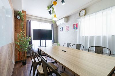 クリエイティブBOX桜木町 【アイデアが生まれるカフェ風 会議室】木と緑🌿の落ち着く空間の室内の写真