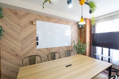 クリエイティブBOX桜木町 【アイデアが生まれるカフェ風 会議室】木と緑🌿の落ち着く空間の室内の写真