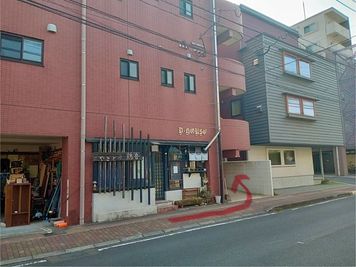 矢印の方へお進み下さい🤗 - お気軽スペース お気軽スペースchillの入口の写真