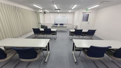 【ライトプラン】会議机5台、椅子10脚レンタル可能です。 - スタジオパックス南浦和本社店 南浦和徒歩１分！会議室やワークショップに最適なスタジオ＜45帖＞の室内の写真