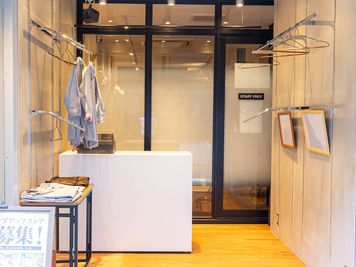 展示棚をハンガーポールに変更可能 - TOKICAFE kagurazaka "TOKICAFE" のポップアップスペースの設備の写真