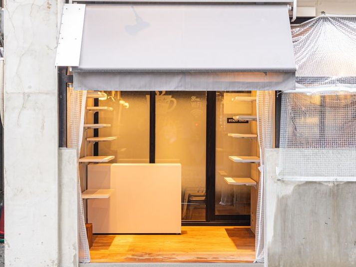 サイドには可動式展示棚 - TOKICAFE kagurazaka "TOKICAFE" のポップアップスペースの室内の写真