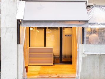 サイドの棚を全て取ることも可能 - TOKICAFE kagurazaka "TOKICAFE" のポップアップスペースの室内の写真