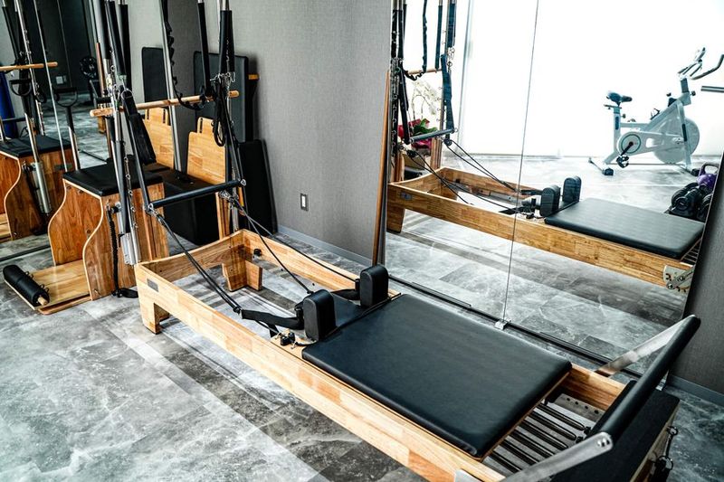 パワーラック、リフォーマーありのレンタルジム - B.m.S【BODY MAKE STUDIO】