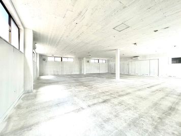 約１４m × １４mの２００㎡の大空間。天井、壁、床全て白塗装されています。 - HUBFUN 2F レンタルスペース HUBFUN 2F 大空間レンタルスペース　の室内の写真