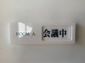 FEAT.space 貸し会議室ROOM A（2階）の入口の写真