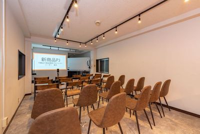 100インチプロジェクターあり✨
会議・セミナーにも✨ミートアップサテライトオフィス、テレワーク、コワーキング
 - シュシュk K>パーティー✨会議👩‍💻⭐️最大40名着席の室内の写真