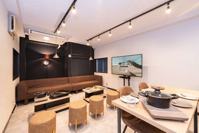 飲食可の為、立食パーティや懇親会などにも◎
スタジオ撮影、商品撮影・物撮り
TV収録・ロケ撮影
 - シュシュk K>パーティー✨会議👩‍💻⭐️最大40名着席の室内の写真