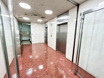 【ビルに入りましたら突き当りの階段までお進みください】 - TIME SHARING 飯田橋 第一勧銀稲垣ビル 2Bの入口の写真