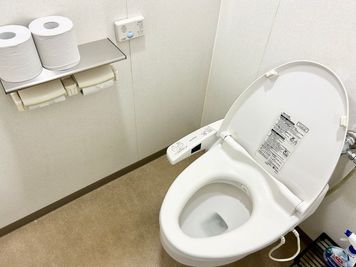 【男性用：個室×1、小便器×1】 - TIME SHARING 飯田橋 第一勧銀稲垣ビル 2Bの設備の写真