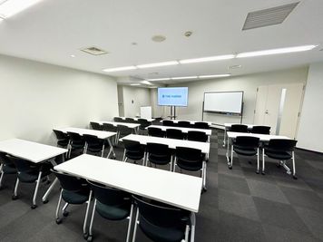 【モニターへは、スペース内にある無料備品のHDMIケーブルとお手持ちのPCを接続するだけで簡単に投影が出来ます】 - TIME SHARING 飯田橋 第一勧銀稲垣ビル 2Bの室内の写真