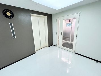 【左手エレベーター側にお進みください】 - TIME SHARING 飯田橋 第一勧銀稲垣ビル 2Bの入口の写真