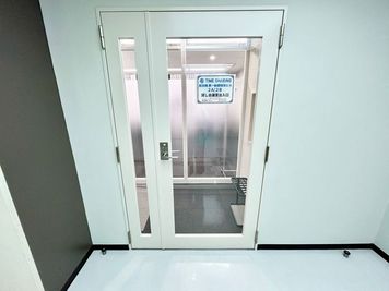 【『TIME SHARING飯田橋第一勧銀稲垣ビル2A/2B』が目印の扉にお進みください】 - TIME SHARING 飯田橋 第一勧銀稲垣ビル 2Bの入口の写真