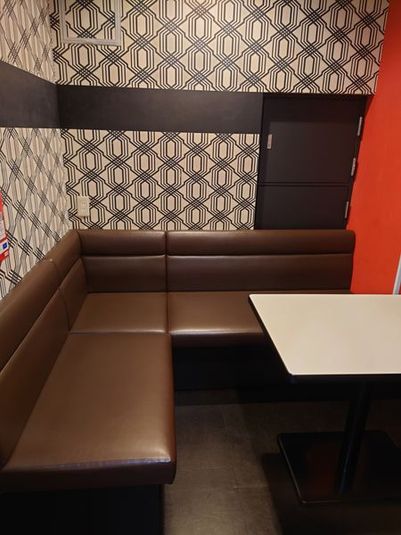 4掛けソファー
テーブル - カラオケビッグエコー 神田西口駅前店 《2～4名用》会議・打ち合わせ用ルーム【サイズS】の室内の写真