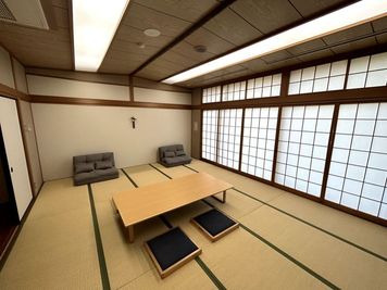 畳の香りがするお部屋で広々と会議をすることができます。 - YOROffice