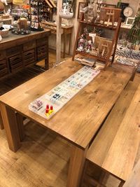 ワークショップテーブル-A
ダイニングテーブル１８０×８５
大きく安定感のあるテーブル - Douce店内 ワークショップスペース ハンドメイドワークショップテーブルＡの室内の写真
