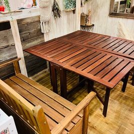 ワークショップテーブルB-折り畳みテーブル１３０×１２５
細やかな所まで目の行き届く
少人数ワークショップに最適です。 - Douce店内 ワークショップスペース ハンドメイドワークショップテーブル-Bの室内の写真