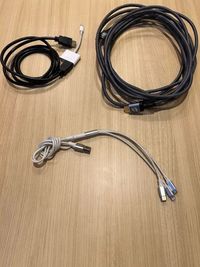 貸し出し品(HDMIケーブル、スマホ接続キット、各種充電器) - カラオケビッグエコー 京都駅前烏丸口店 《9～10名用》会議・打ち合わせ用ワークルーム【サイズL】の設備の写真