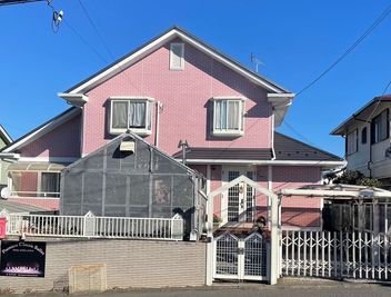 遠くからも目立つピンクの外壁 - プルミエールクラシックバレエ レンタルスタジオ・プルミエールの外観の写真