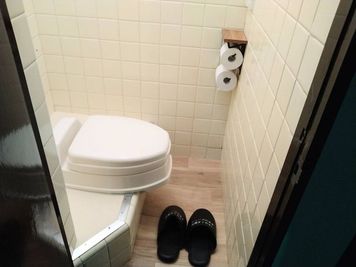 トイレ(改装済み) - シェア・スタジオBluebird《天王寺スタジオ》 レンタルサロンの室内の写真