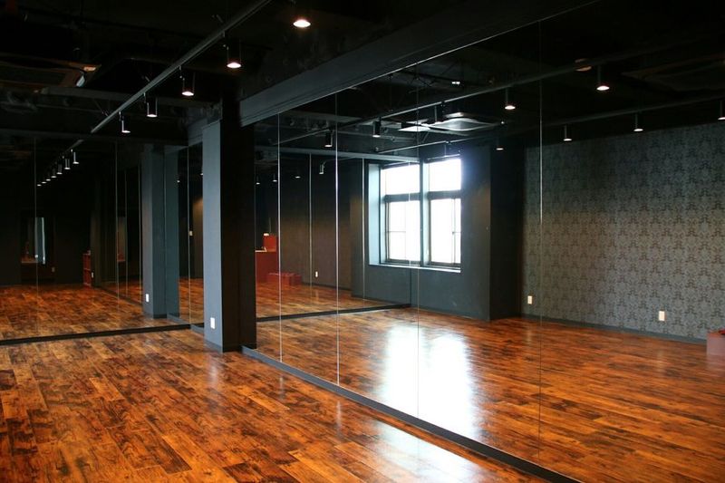 ＜Cスタジオ＞L字型の壁面鏡でダンスレッスンにおすすめ - ダンスや個人練習におすすめのレンタルスタジオ sun place Cスタジオの室内の写真
