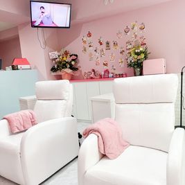 施術ベッドはリクライニングチェア - まつげ・アイブロウ・フェイシャルエステレンタルサロンPoppoの室内の写真