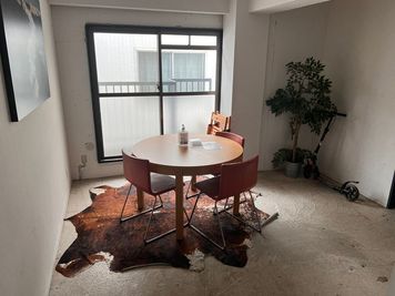 共有のMTGスペースもございます。 - Ｔｈｅ　Ｓｐａｃｅ Ｔｈｅ　Ｓｐａｃｅ ３階（B スタジオ）の室内の写真