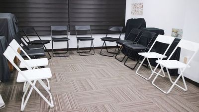 テーブルなしだと30名様くらいは座れます。 - レンタルスペース『 ふくろうの部屋 』 JR石川町すぐ！女性とお子様にも安心＆女性スタッフ駐在♪託児可の設備の写真