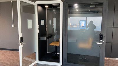 web会議に最適なクリーンな空間です。 - 阪神高速4号湾岸線 泉大津PA 11階 展望ルーム 阪神高速4号線 泉大津PA 11F　テレワークブース(スリム）の外観の写真