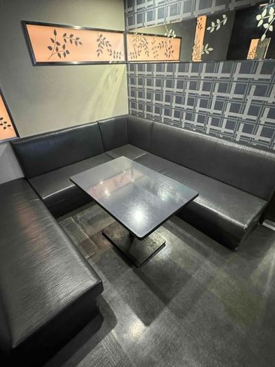 ルーム内 - カラオケビッグエコー 新宿東口駅前店 《5～8名用》会議・打ち合わせ用ルーム【サイズM】の室内の写真