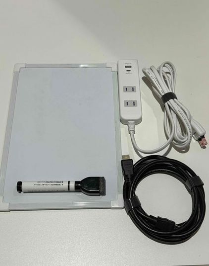 《2～4名用》会議・打ち合わせ用ルーム【サイズS】 - カラオケビッグエコー 新宿東口駅前店