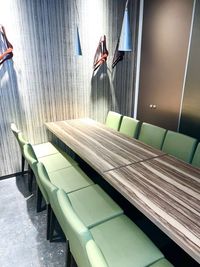 カラオケビッグエコー 海老名駅前店 《2～4名用》会議・打ち合わせ用ルーム【サイズS】の室内の写真