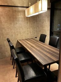 カラオケビッグエコー 府中駅前本店 《2～4名用》会議・打ち合わせ用ルーム【サイズS】の室内の写真