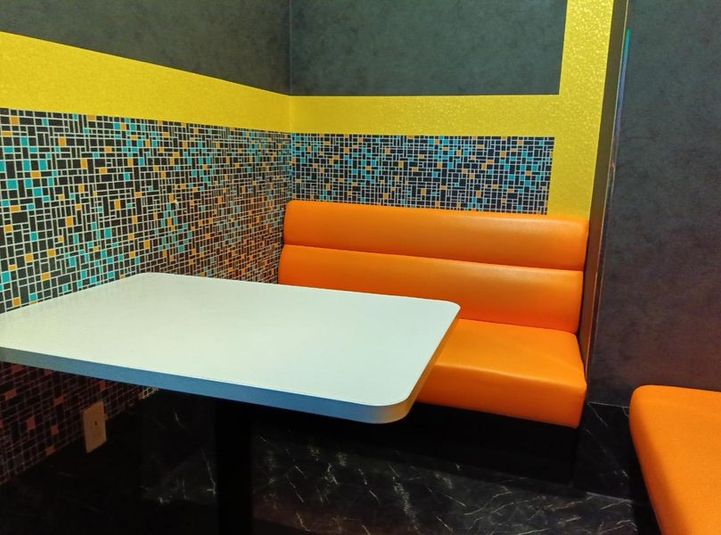 《2～4名用》会議・打ち合わせ用ルーム【サイズS】 - カラオケビッグエコー 大宮東口駅前店