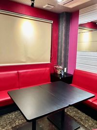 カラオケビッグエコー 分倍河原駅前店 《9～10名用》会議・打ち合わせ用ワークルーム【サイズL】の室内の写真