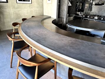 アーチ型のカウンターテーブル（９席） - 麻布台ヒルズから徒歩3分の会員制レストラン レストランクオリティのキッチン付きレンタルスペースの室内の写真